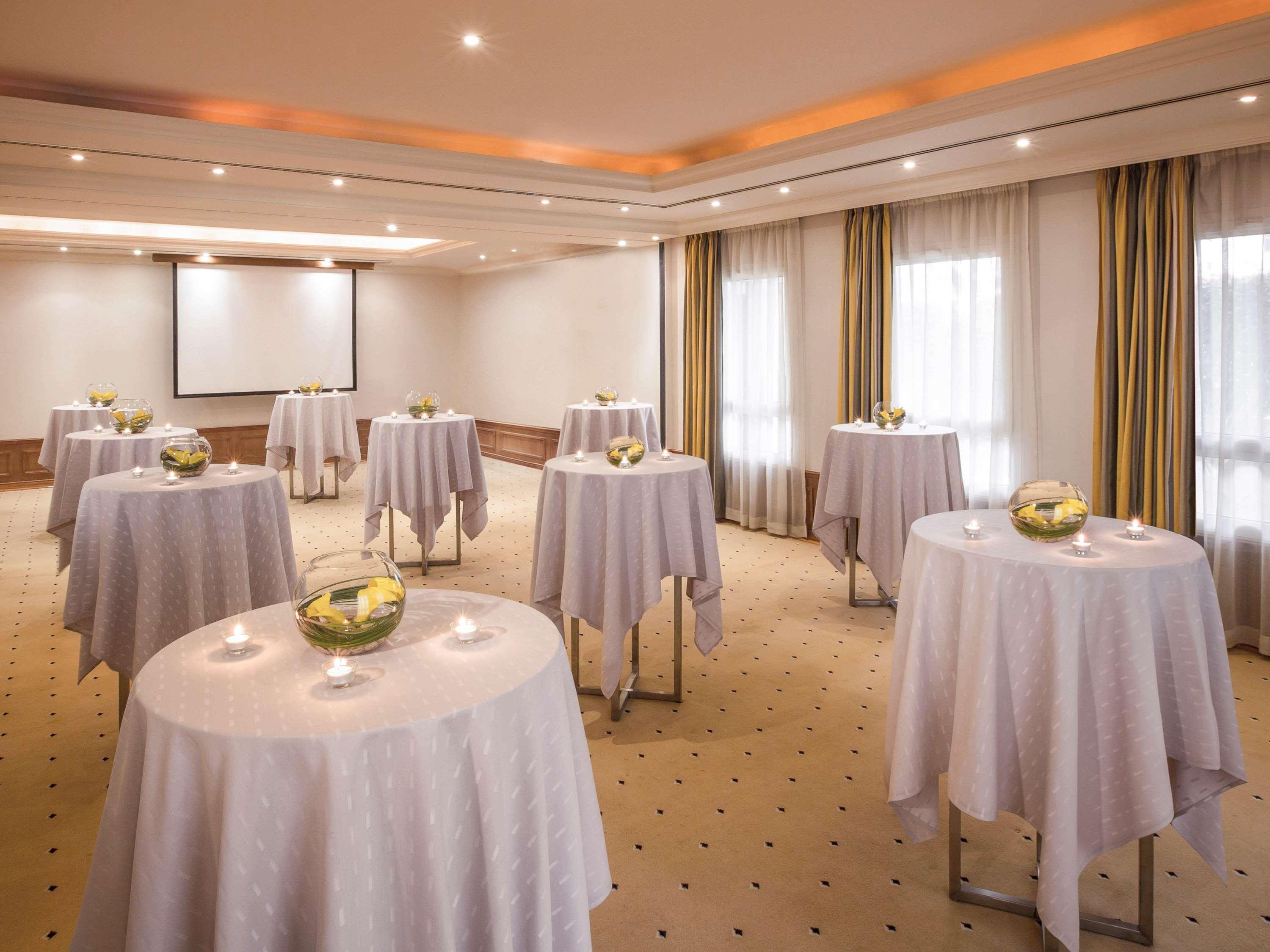 Moevenpick Hotel Доха Екстериор снимка