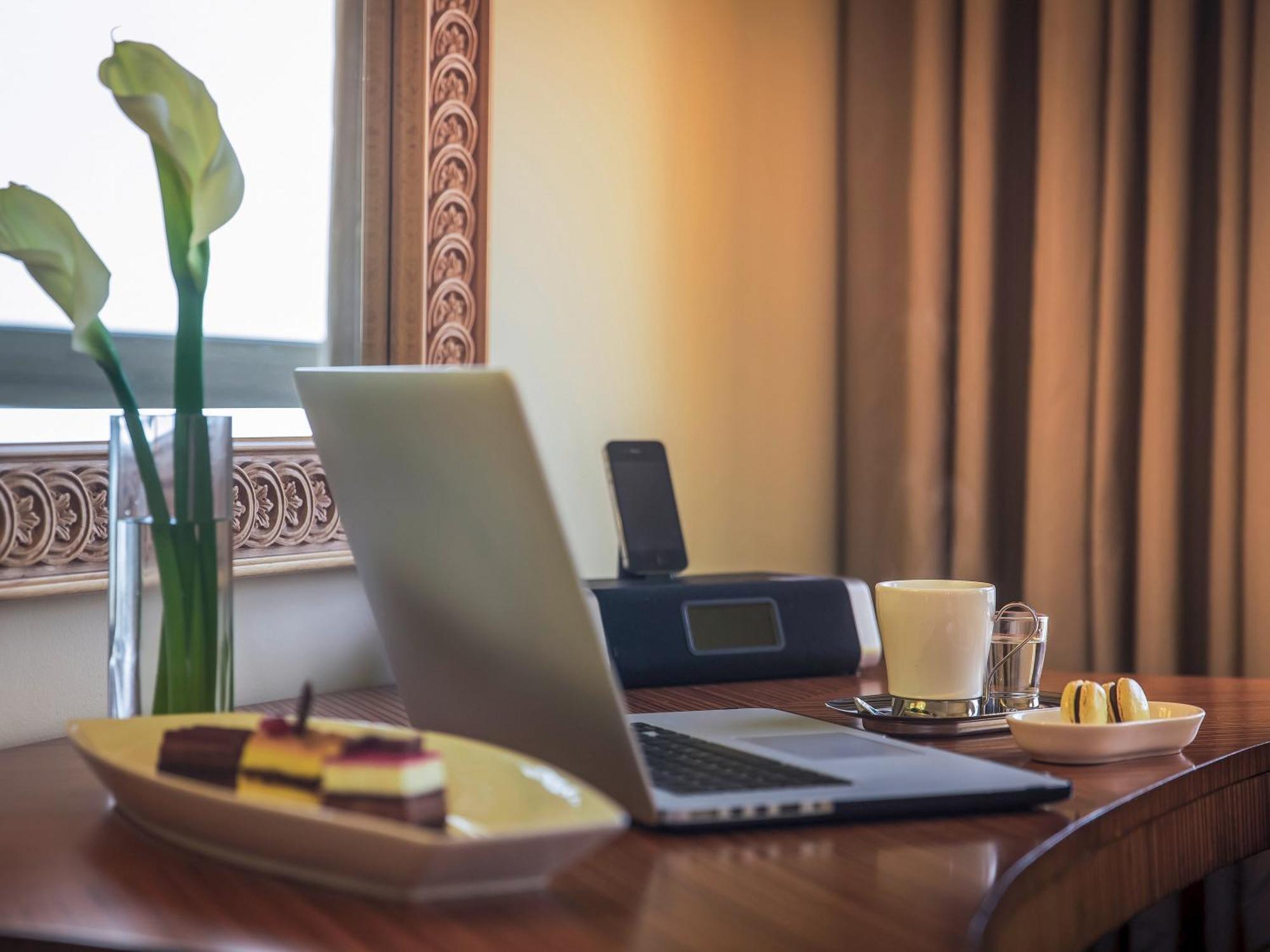 Moevenpick Hotel Доха Екстериор снимка