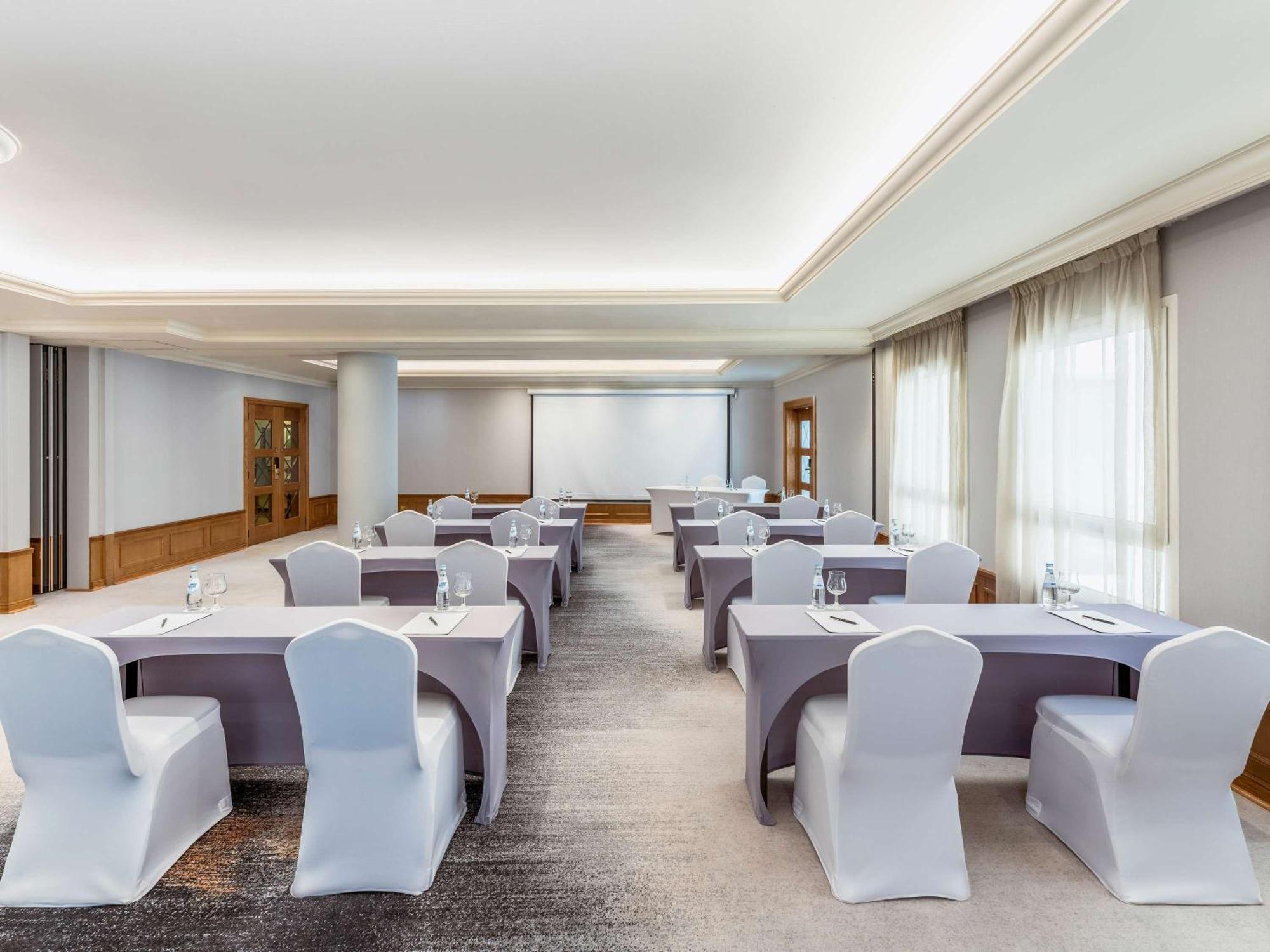 Moevenpick Hotel Доха Екстериор снимка