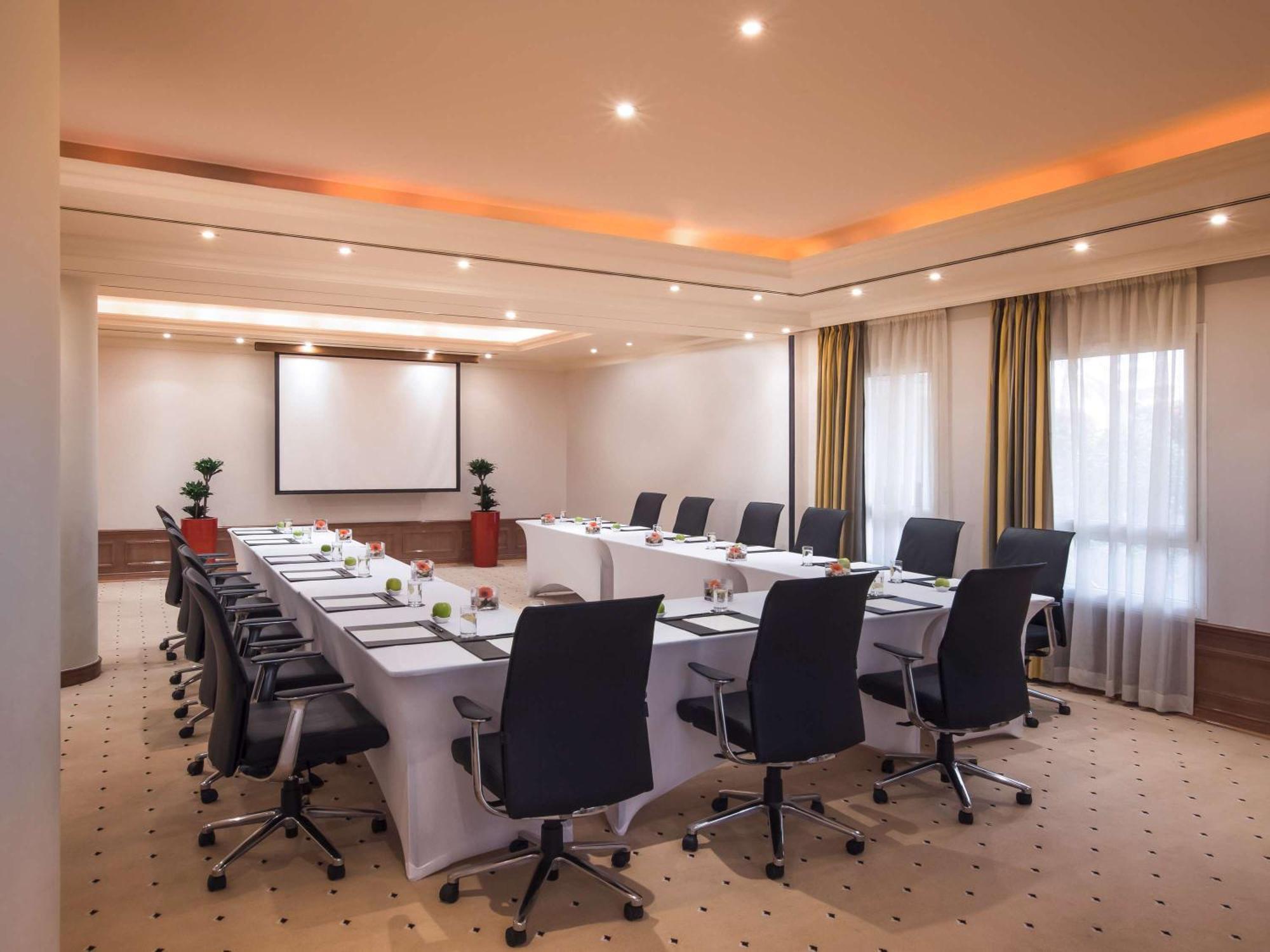 Moevenpick Hotel Доха Екстериор снимка